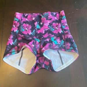 RARE lululemon Size 2 booty shorts 2.5 inch